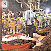 肇事九巴翻側傷亡慘重，大批消防員到場拯救。（資料圖片）