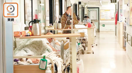 聯合醫院日日逼爆，內科病房需於走廊加放「插針床」。（資料圖片）