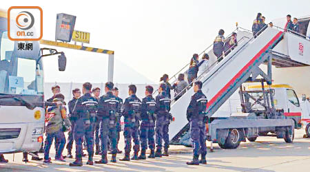 入境處再次安排包機，遣返廿名越南籍假難民。（入境處提供）