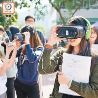 參加者戴上VR裝置觀看360影片，一窺屠宰場和養殖場的運作。
