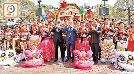 香港迪士尼樂園邀請大澳佛教筏可紀念中學的醒獅隊表演。（何量均攝）