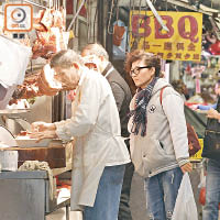 市民昨早紛往街市購買開年飯食材。（李志湧攝）