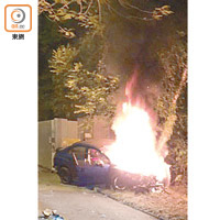 辣跑失事後車頭起火焚燒。（讀者Gray Tsang提供）