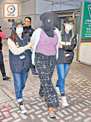 涉案非洲女被押走扣查。（郭垂垂攝）