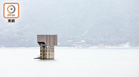 水塘設有汲水塔，透過輸水管將湖水送往抽水站，再運到濾水廠過濾。