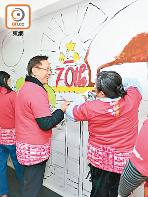 黃傑龍（左）到明華大廈與居民齊齊畫藝術壁畫。