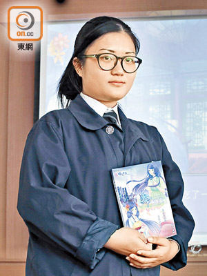 中六女生陳麗嫻創作《命中注定》穿越小說。（吳艷玲攝）