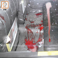 的士車廂內遺有大量血漬。