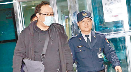 鍾男在桃園機場被警方逮捕。（中時電子報圖片）