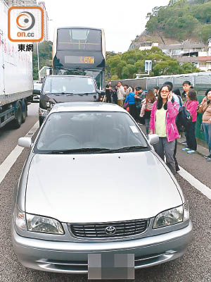 屯門公路三車相撞，巴士乘客在路旁等候轉乘。（讀者提供）