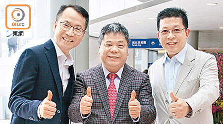 關景鴻（左）、王庭聰（中）同香港九龍城工商業聯會副會長陳健平（右）都話香港經濟向好。（陳嘉順攝）