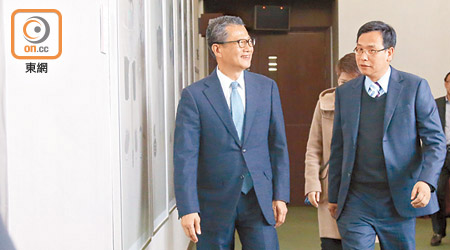 陳茂波（左）拒評會否在預算案宣布派錢。（溫國佳攝）