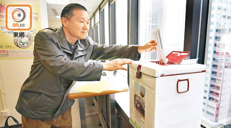 容先生雖然認為港珠澳大橋的港澳車牌配額太少，但為了公司業務，仍會照申請「博一博」。（黃偉邦攝）