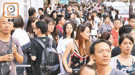 受訪港旅客上升帶動，零售業今年料向好發展，但同時要面對租魔來襲。（資料圖片）