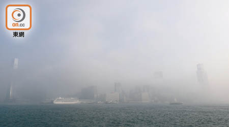 本港昨日一度有大霧，不少建築物被籠罩。（陳德賢攝）