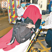 另一名受傷保安員需由擔架床送院。