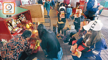 「驚蟄」前夕已有不少市民到鵝頸橋打小人。（何天成攝）