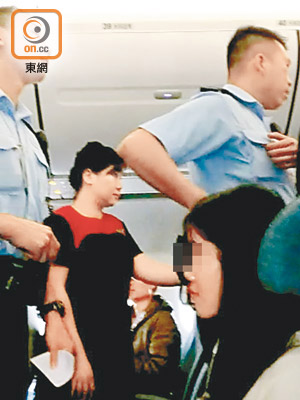 國泰港龍機組人員報警後，有警員登機了解事件，並將一名昏迷的男子帶離。（讀者提供）