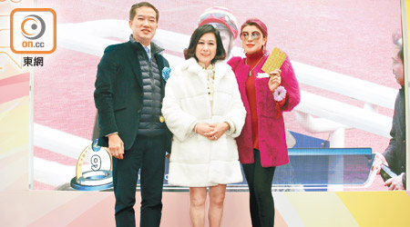 李愛平（中）同副主席吳騰（左）頒發女子最佳造型獎畀總理何倩儀（右）。（溫國佳攝）