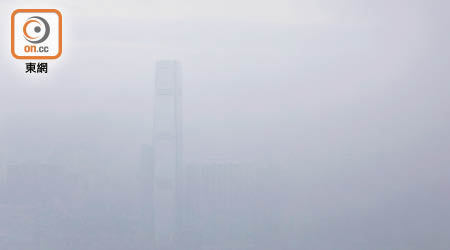 霧鎖香江，港內能見度降至百米。（高嘉業攝）