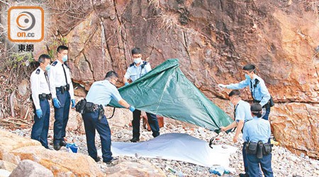 警員用帳篷將老翁的遺體遮蓋。（張開裕攝）