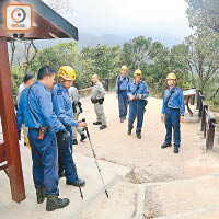 消防及警方在山頭搜尋虎蹤。