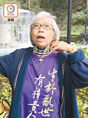 王婆婆因在法庭延伸範圍戴上寫有「光復香港」字樣的頸巾旁聽，被裁定藐視法庭罪成。（辛永明攝）