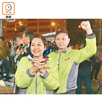 葉蔚琳（左）及丈夫劉卓恆（右）與九巴高層會晤後，暫恢復僱員身份。（沈厚錚攝）