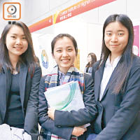 李同學（左）偕同學到場了解航空業及旅遊業的企業招聘情況，目標是畢業前獲聘用。