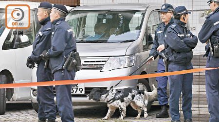 警方出動爆炸品搜查犬進行搜查。