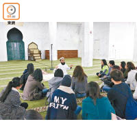 大學生在「文化交遊」帶領下參觀九龍清真寺，認識扎根本地的伊斯蘭教文化。