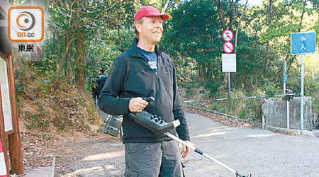 葉寶大經常攜同金屬探測器上山尋寶。（李子強攝）