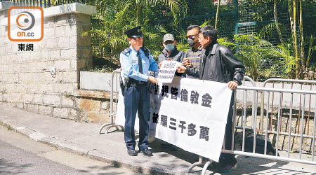 台灣苦主代表到中環禮賓府請願，以表達規管倫敦金的訴求。（朱偉坤攝）