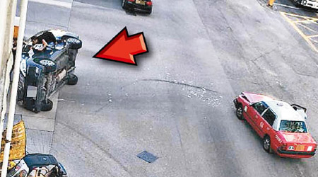 車Cam片段顯示七人車（箭嘴示）遭撞翻。（互聯網圖片）
