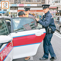 警員將涉案男子帶署。（張世洋攝）