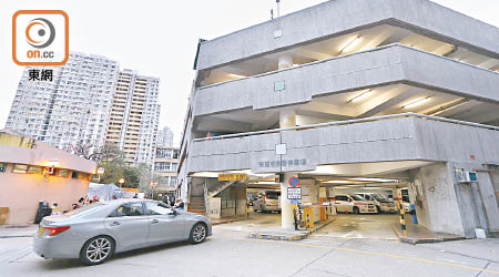 東頭二邨停車場的私家車位下月起加租約一成二。（黃知樂攝）