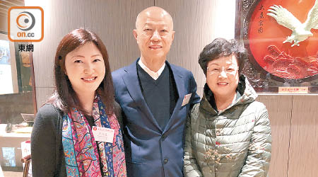 王淑慈（左）主辦青委聯誼活動，詹耀良（中）及太太詹陳桂蓮（右）都去支持。（余素月攝）