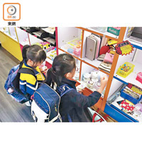 部分在外國勒令收回的玩具，不少本港商場玩具店有售，吸引小學生購買。