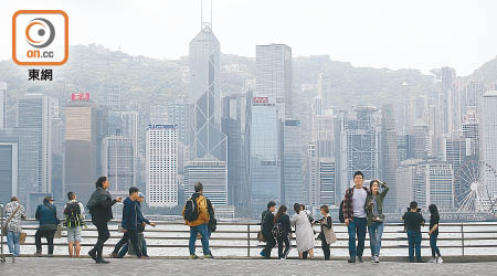 香港過去幾年政治爭拗不絕，加上空氣污染問題，對外派員工的吸引力下降。（李志湧攝）