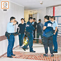 大批警員在案發現場走廊調查。（梁國雄攝）