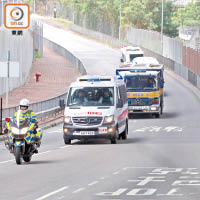 衝鋒車一前一後保護懲教署囚車駛入法院。（何天成攝）