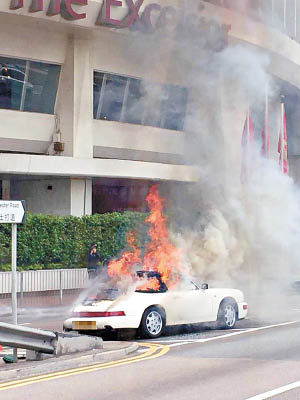跑車噴出火球焚燒。（互聯網圖片）