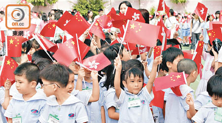 《國歌法》建議本港中小學須教導學生學唱國歌及了解其歷史和精神。