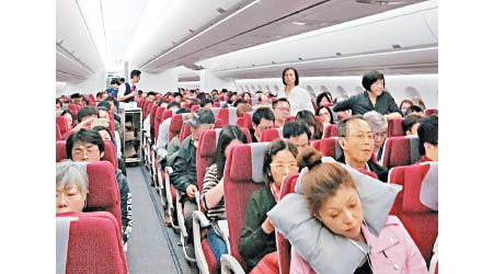 三百多名乘客被迫「坐機監」。（受訪者提供）