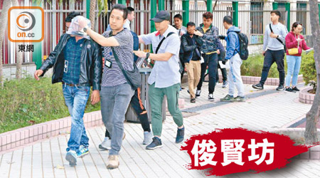 涉販毒巴籍漢被捕帶署。（文健雄攝）