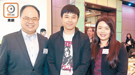 周啟康（中）銳意推動電競產業，香港電腦商會顧問陳龍盛（左）同太太謝嘉恩（右）都話後生可畏。