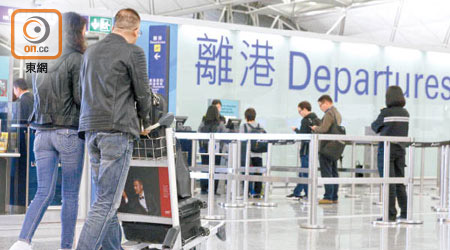 一成七受訪香港千萬富翁未來五年計劃移民。（何天成攝）