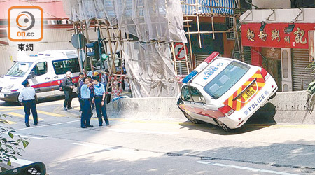 肇事警車在水街落斜失控。（讀者提供）