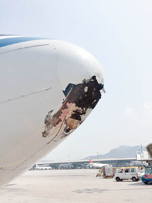 涉事客機機頭嚴重損毀。（讀者提供）