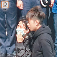 殉職警的妻子悲慟哭崩。（李子強攝）